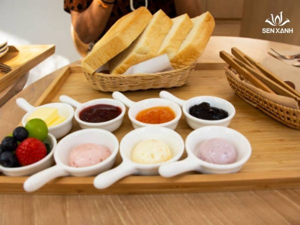 Bánh mì và bơ, mứt các loại
