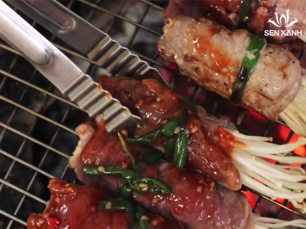 Bò cuộn nấm kim châm nướng