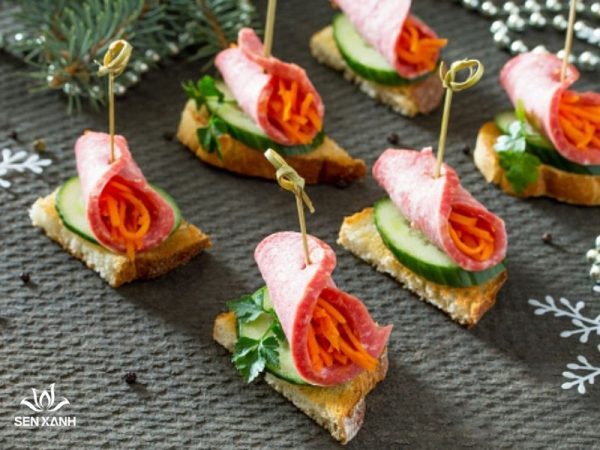 Canape Dưa Vàng Với Xúc Xích