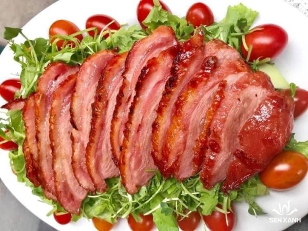 Lườn Ngỗng Nga Hun Khói Với Rau Mầm Cải