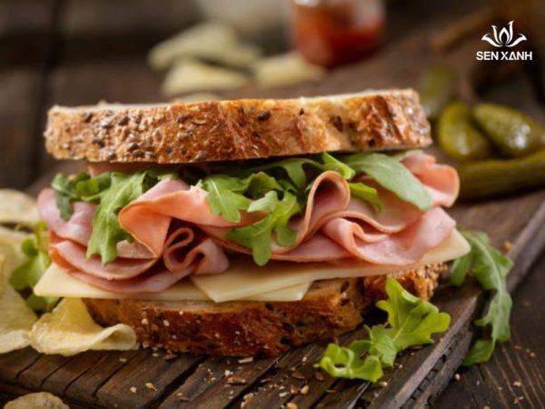 Sandwich thịt nguội