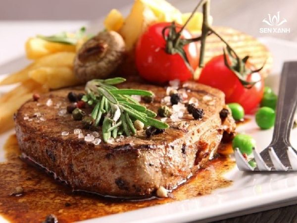 Thăn bò áp chảo sốt tiêu xanh