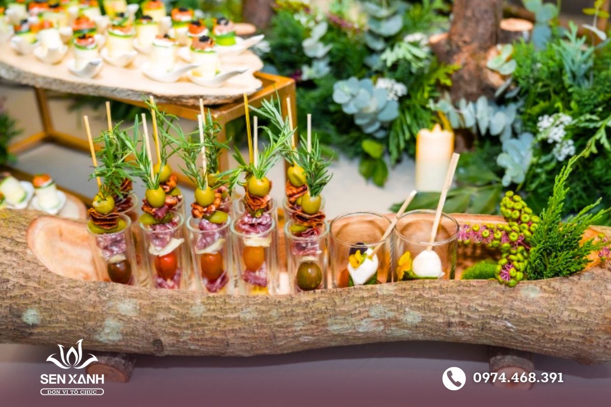 Kh&ocirc;ng gian tiệc finger food trang tr&iacute; sống động&nbsp;