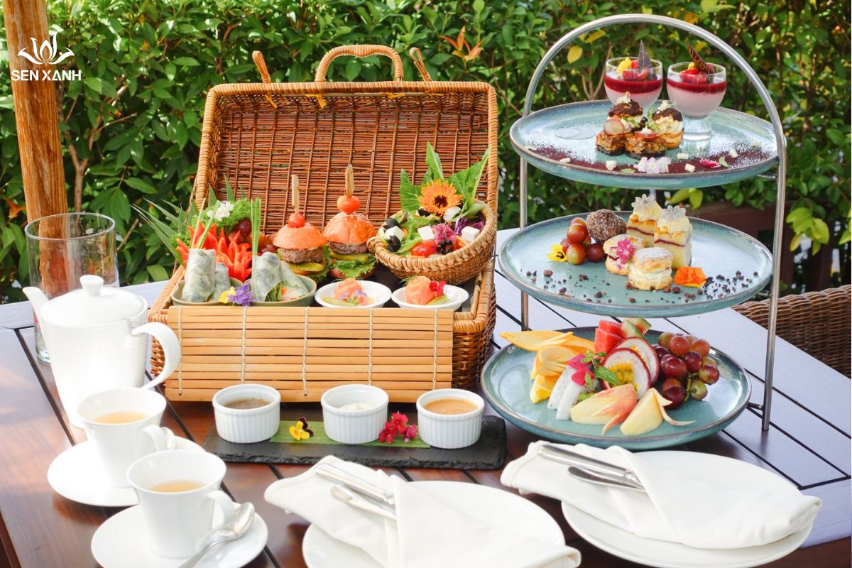 Tiệc trà chiều trong sân vườn Tiệc trà chiều trong sân vườn