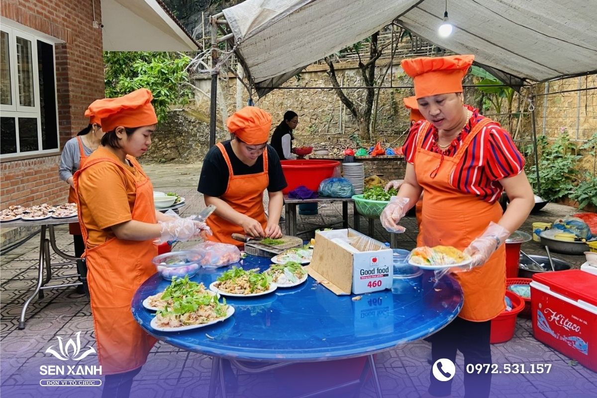 Chế biến nguy&ecirc;n liệu tại địa điểm tổ chức tiệc