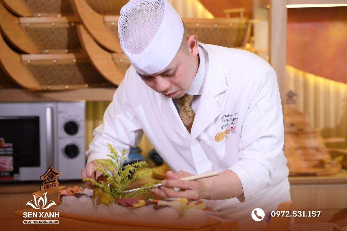 Đầu bếp phục vụ gi&agrave;u kinh nghiệm