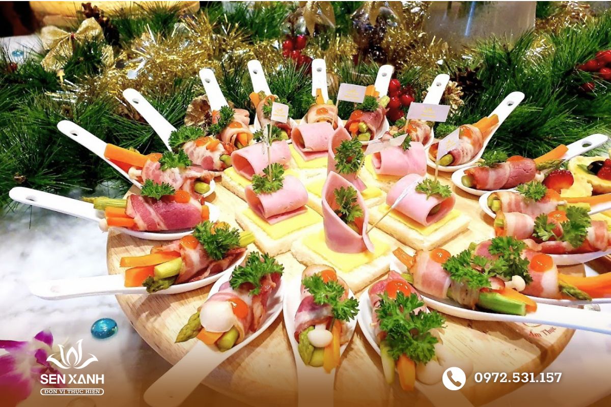 Kh&ocirc;ng gian tiệc tại văn ph&ograve;ng trang tr&iacute; tinh tế