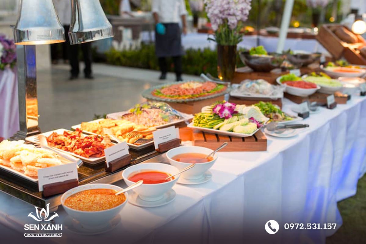 Tiệc buffet tại khu vực s&acirc;n vườn