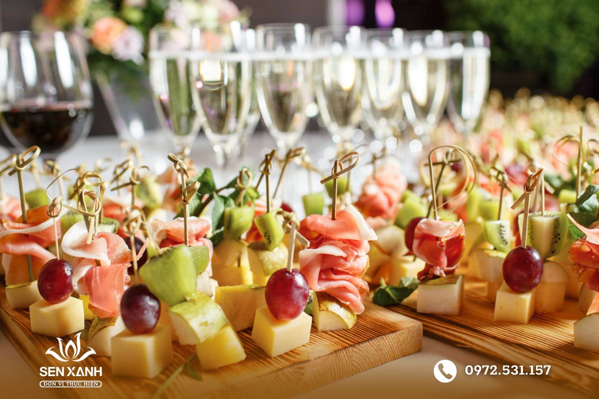 Tiệc teabreak gồm c&aacute;c loại b&aacute;nh mặn