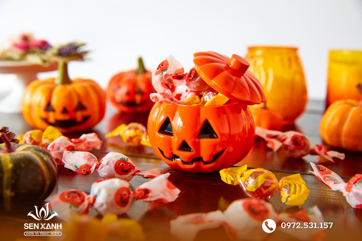 B&agrave;n tiệc Halloween mini đen cam nổi bật