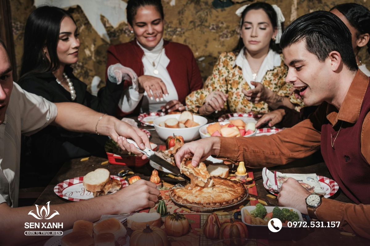 C&ugrave;ng nhau ph&aacute; cỗ tiệc Trung thu tại c&ocirc;ng ty
