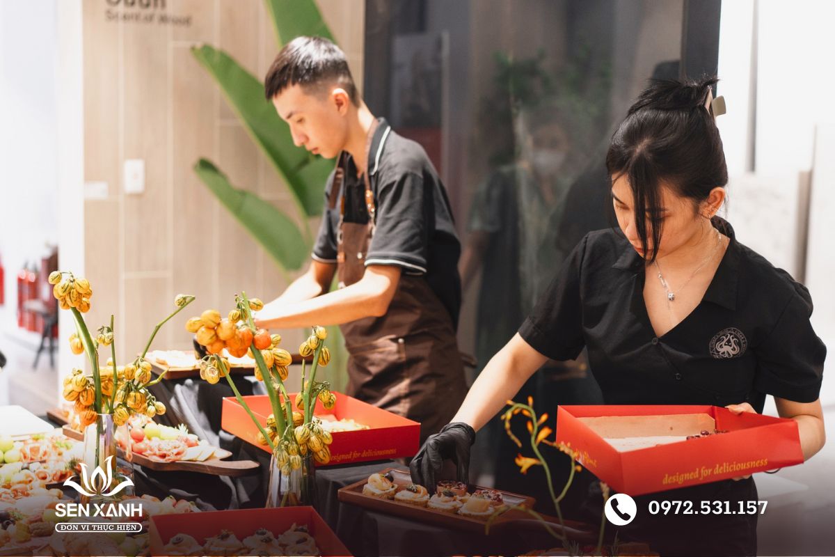 Đội ngũ nh&acirc;n vi&ecirc;n Tiệc Sen Xanh&nbsp;lu&ocirc;n l&agrave;m việc hết m&igrave;nh