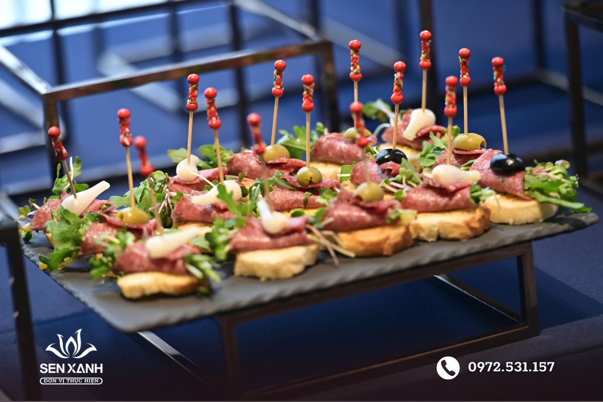 Finger food thường được b&agrave;y tr&ecirc;n muỗng hoặc xi&ecirc;n que