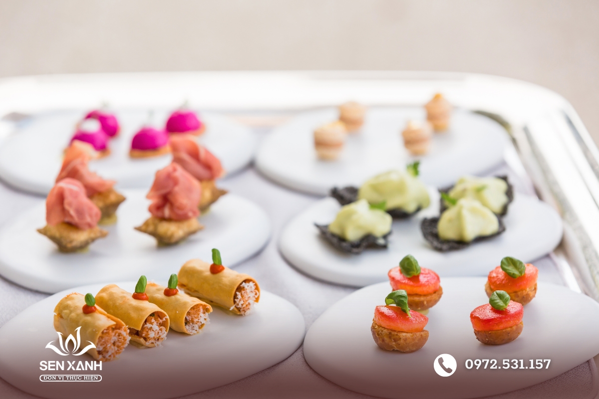 Finger food l&agrave; phần ăn nhỏ dễ thưởng thức khi tr&ograve; chuyện