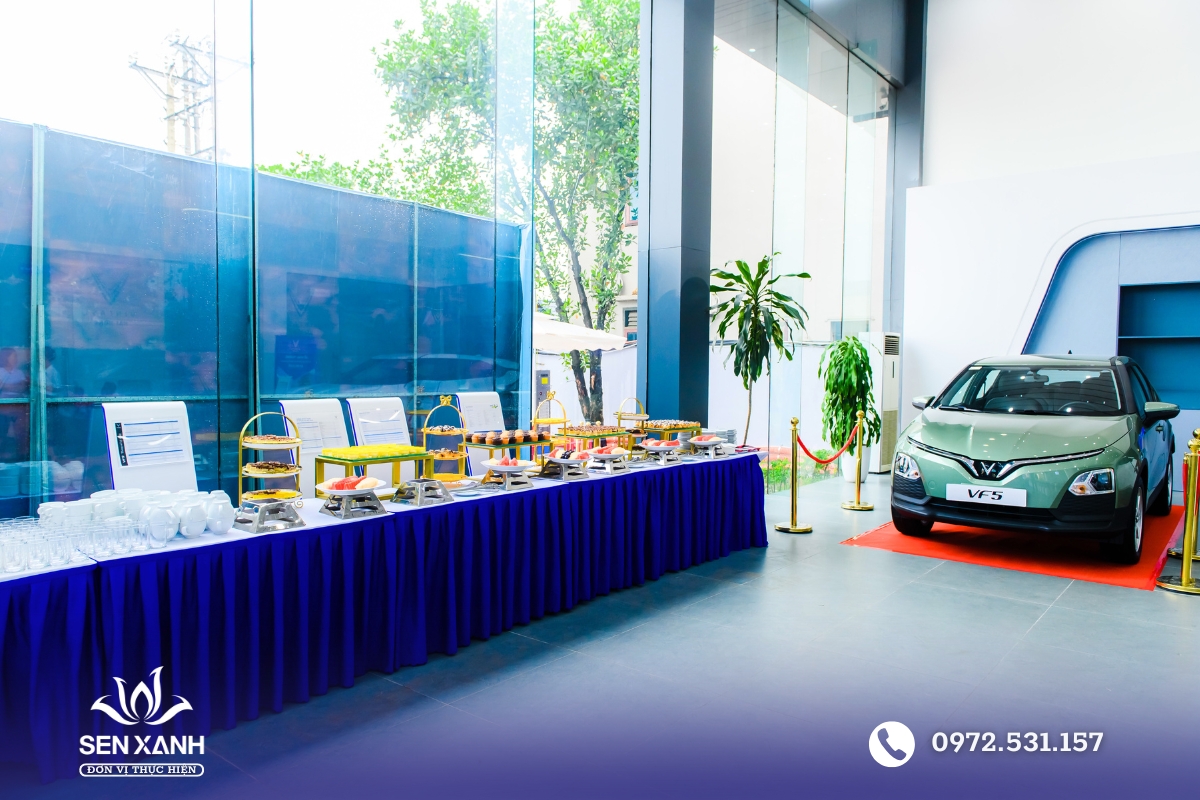 Kh&ocirc;ng gian được trang tr&iacute; theo chủ đề bữa tiệc