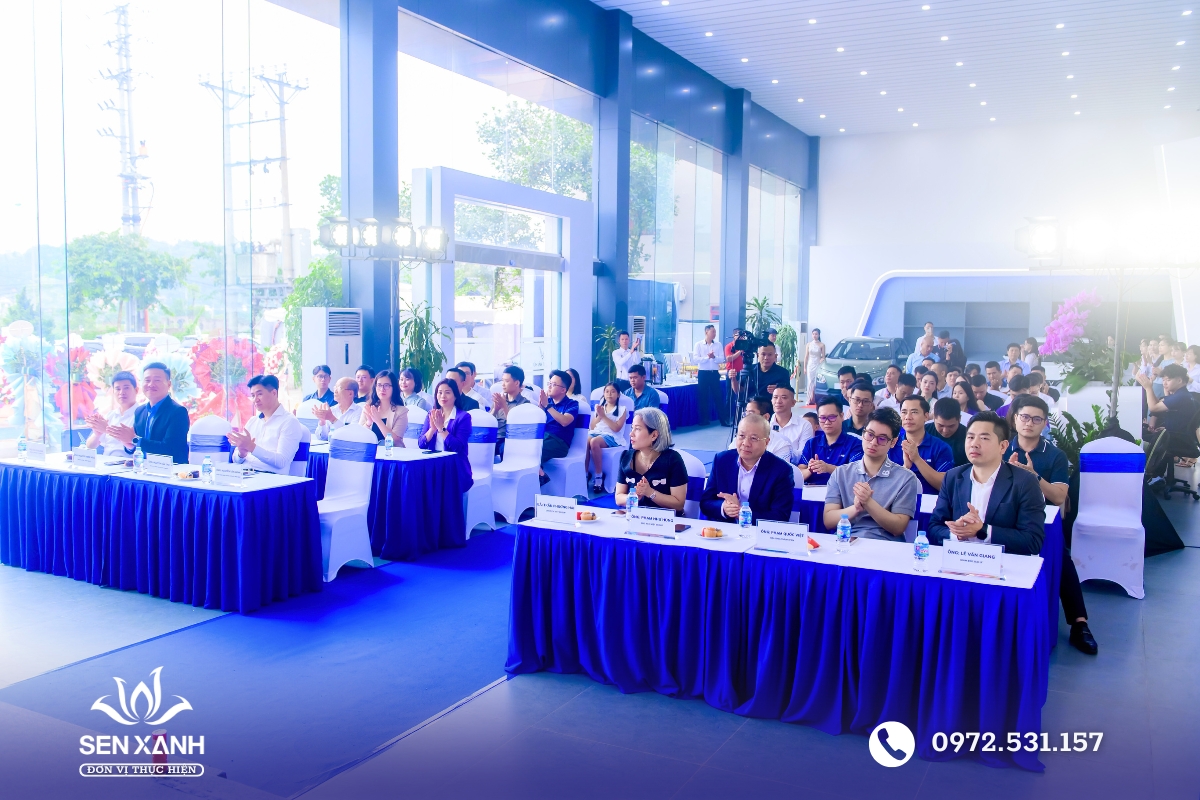 Kh&ocirc;ng kh&iacute; buổi khai trương v&ocirc; c&ugrave;ng n&aacute;o nhiệt