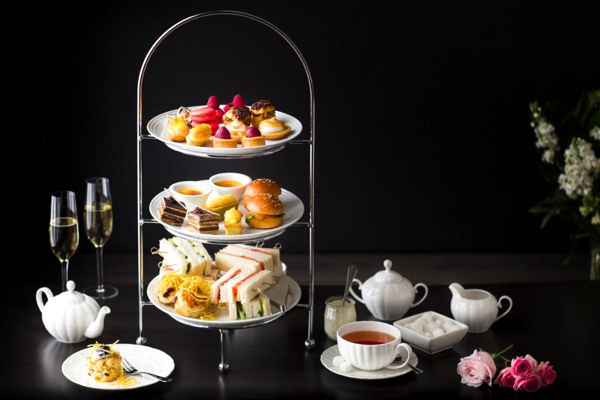 Thực đơn của tiệc tr&agrave; kiểu Anh đa dạng, sang trọng&nbsp;