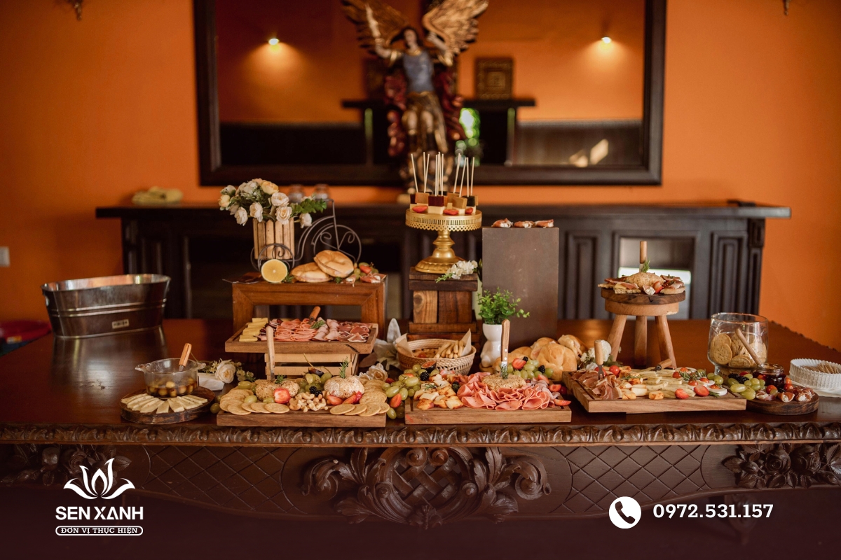 Tiệc buffet được trang tr&iacute; đơn giản nhưng vẫn tinh tế