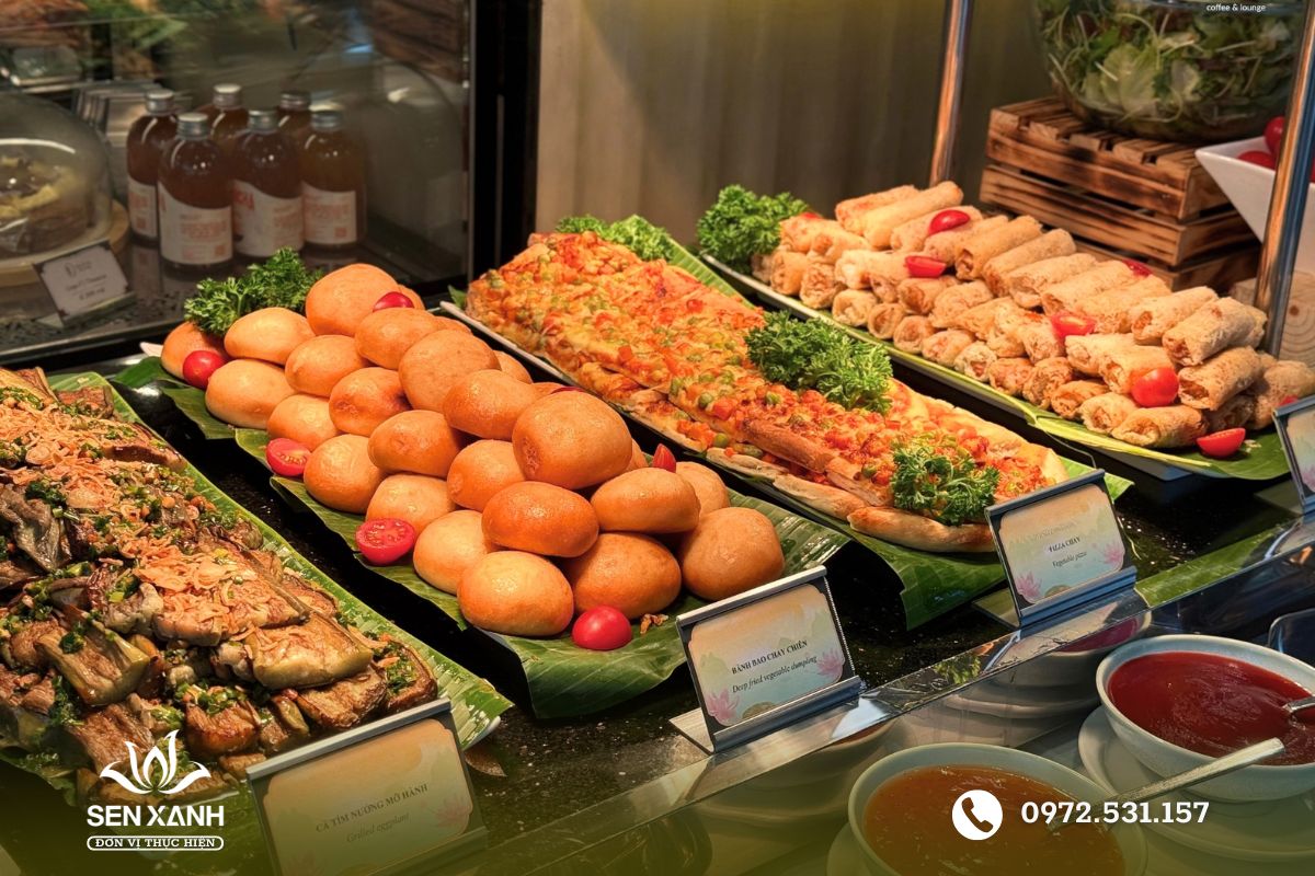 Tiệc buffet kh&ocirc;ng thể thiếu c&aacute;c m&oacute;n ch&iacute;nh