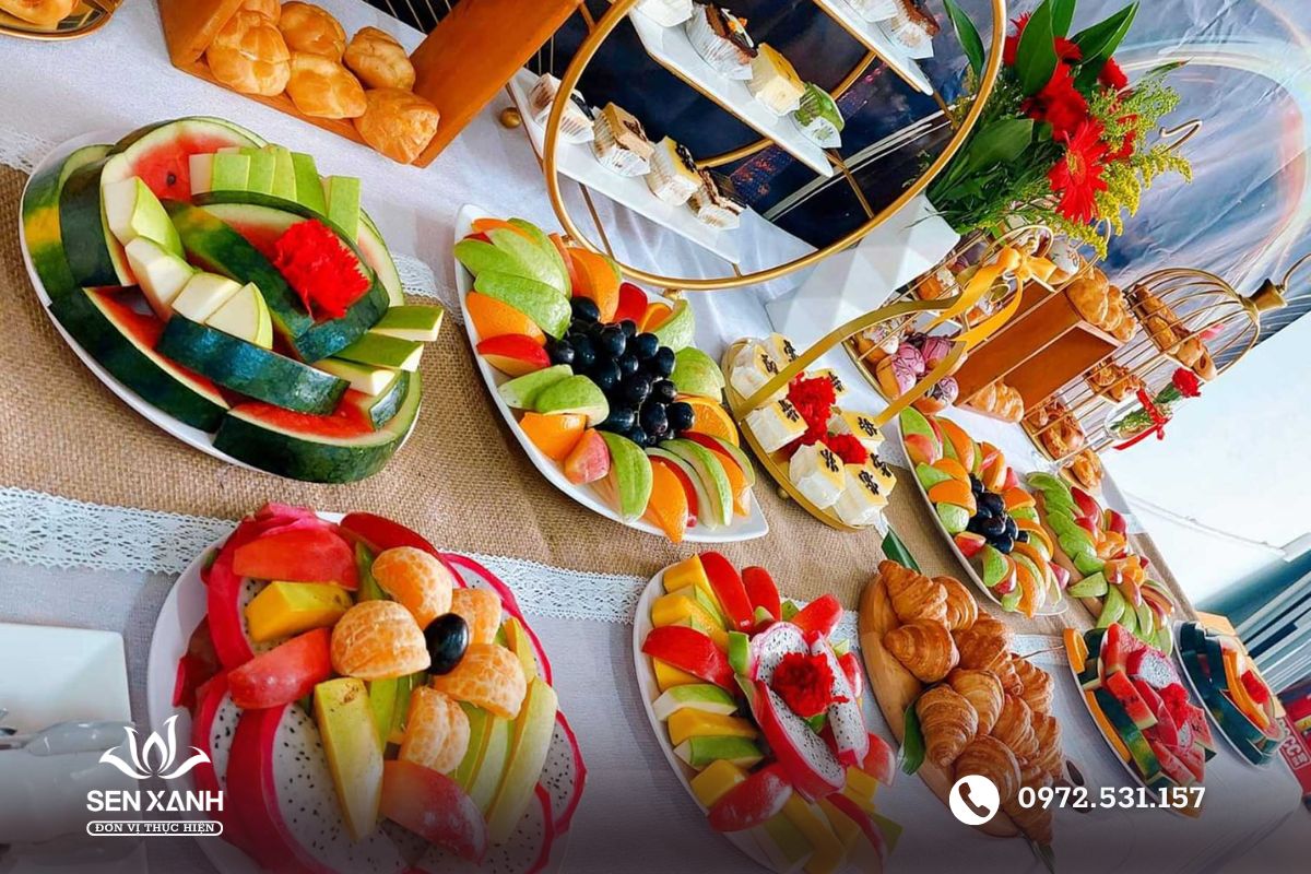 Tiệc teabreak 20/10 kết hợp giữa nhiều loại b&aacute;nh v&agrave; tr&aacute;i c&acirc;y