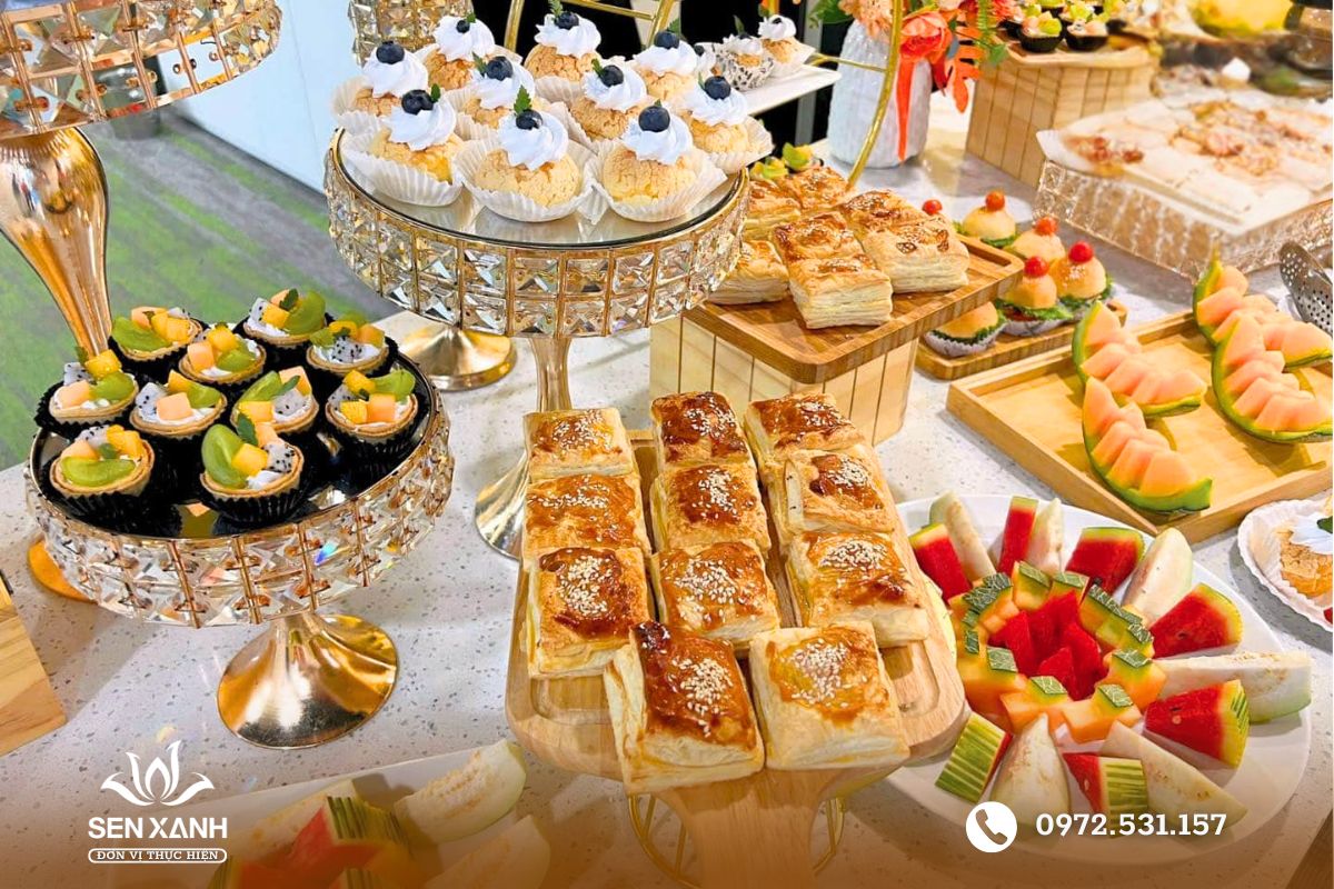 Tiệc tr&agrave; dạng buffet cho mọi người thưởng thức