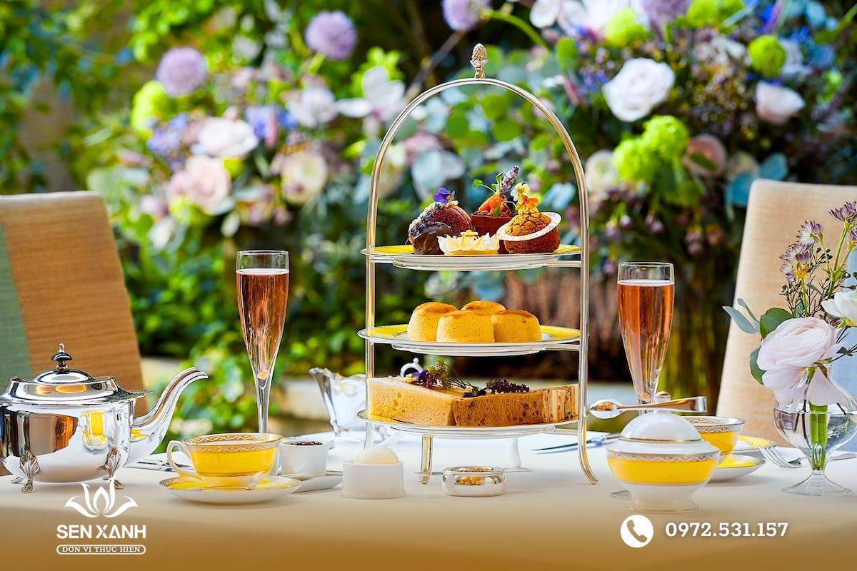 Tiệc tr&agrave; kiểu anh được setup trong vườn