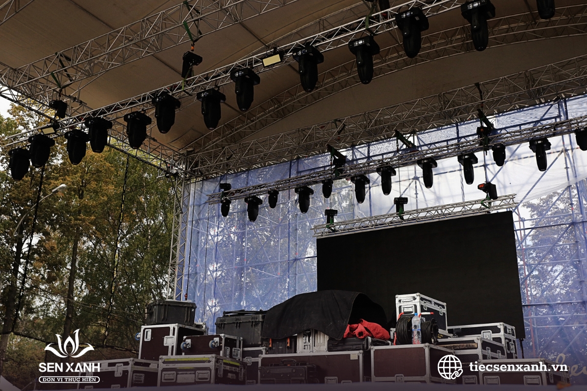 &Acirc;m thanh &aacute;nh s&aacute;ng chuy&ecirc;n nghiệp tại sự kiện ngo&agrave;i trời buổi tối&nbsp;