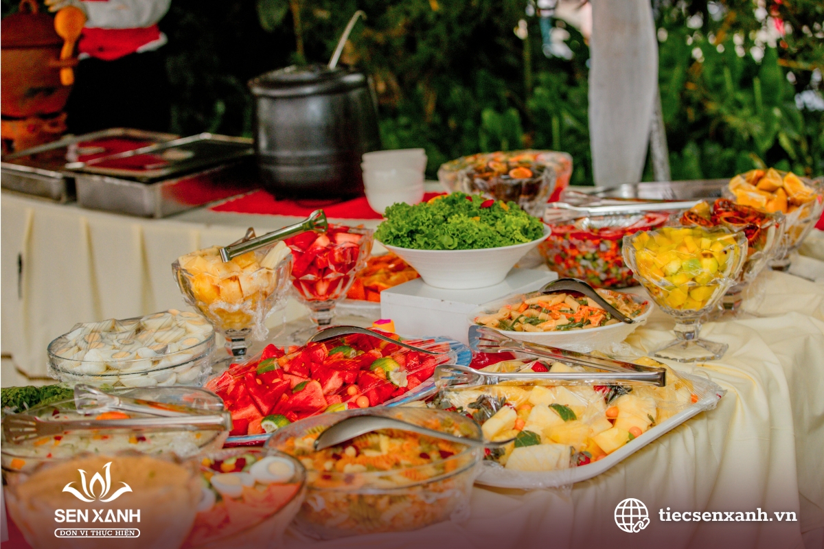 B&agrave;n tiệc buffet ngo&agrave;i trời với đa dạng m&oacute;n ăn&nbsp;