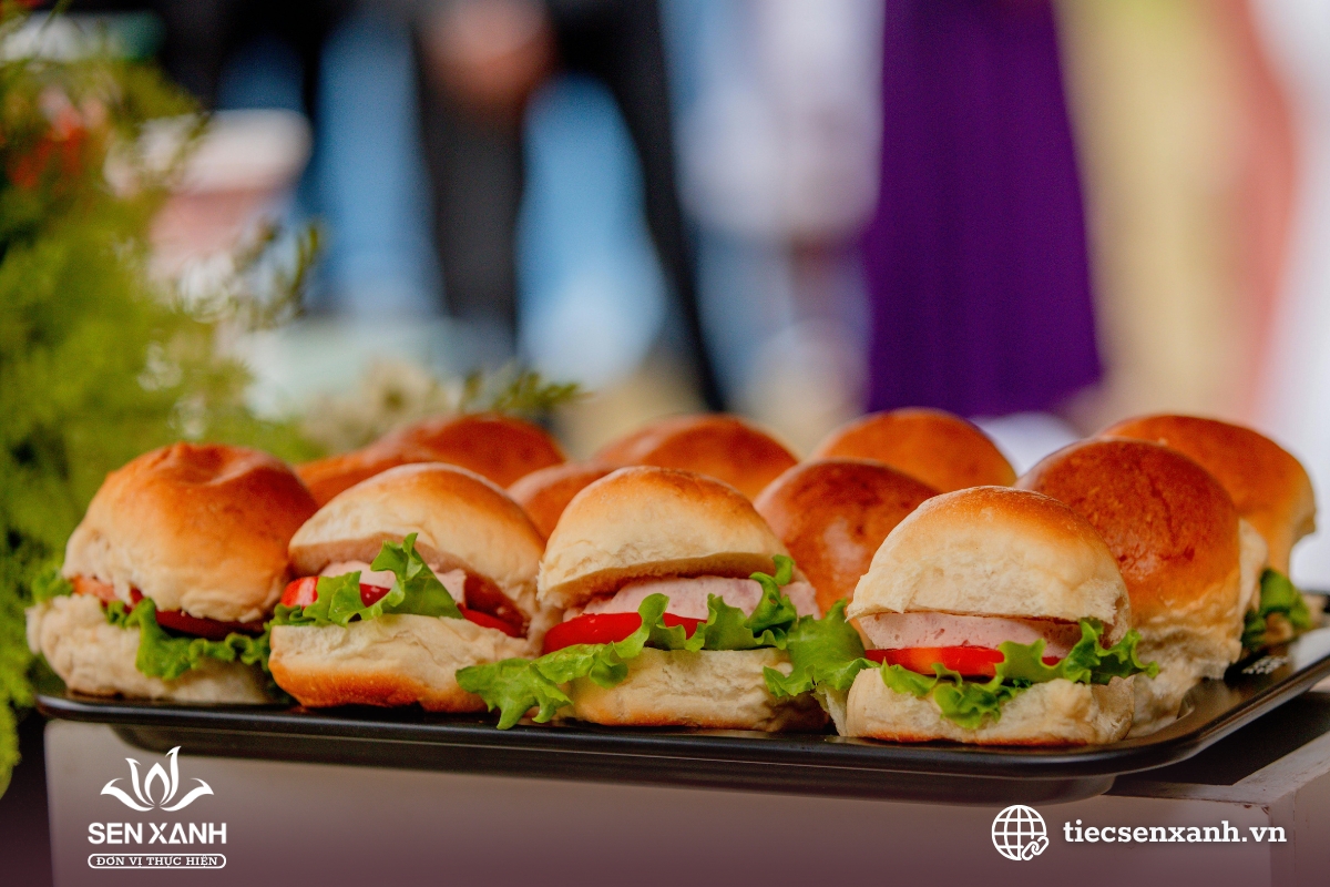 B&agrave;n tiệc finger food với m&oacute;n mini burger