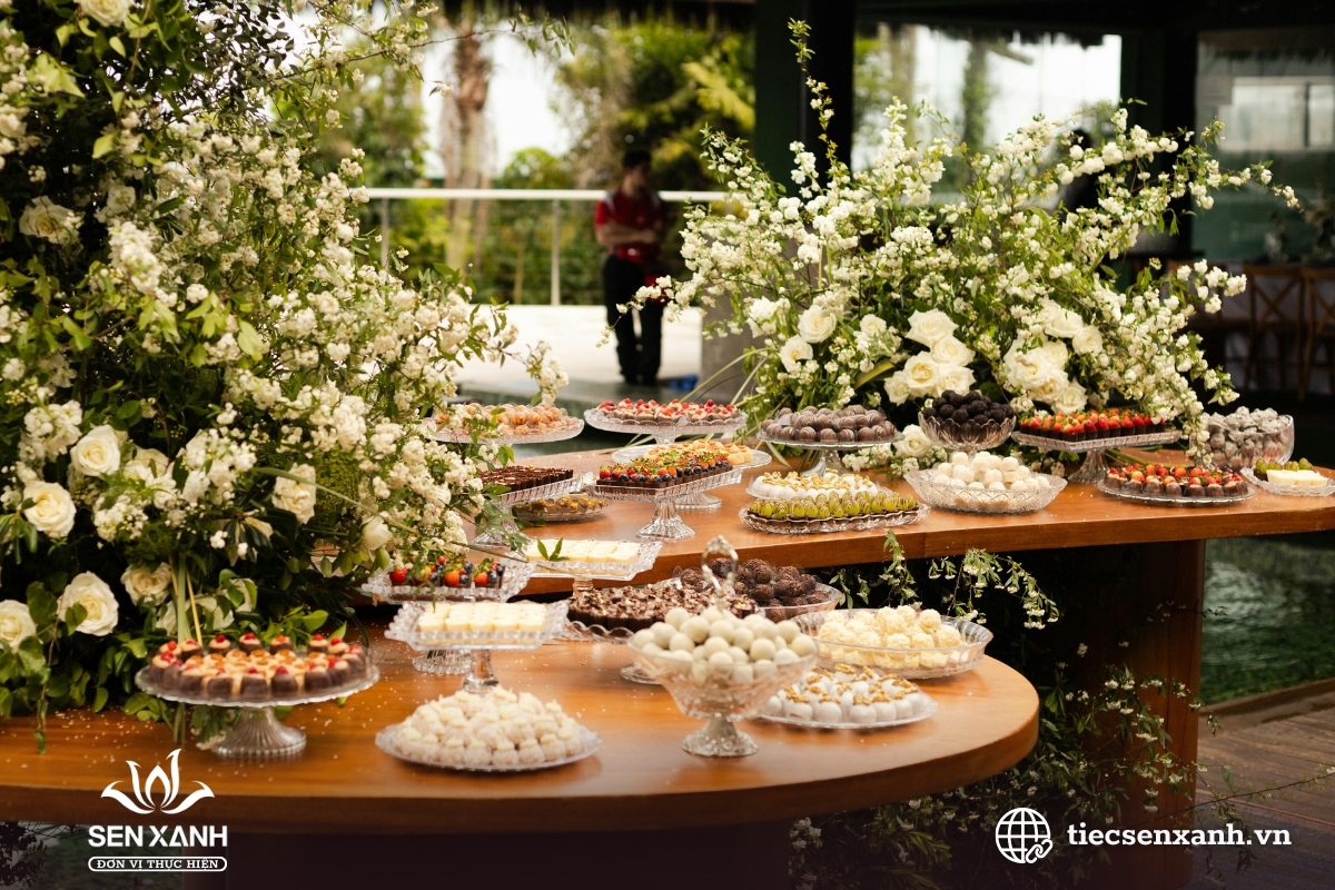 B&agrave;n tiệc ngo&agrave;i trời được setup sang trọng