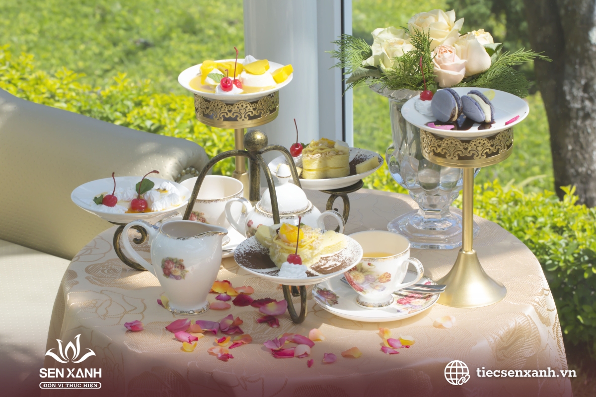 B&agrave;n tiệc teabreak 20-11 b&aacute;nh ngọt v&agrave; tr&agrave; thảo mộc được b&agrave;y tr&iacute; tinh tế