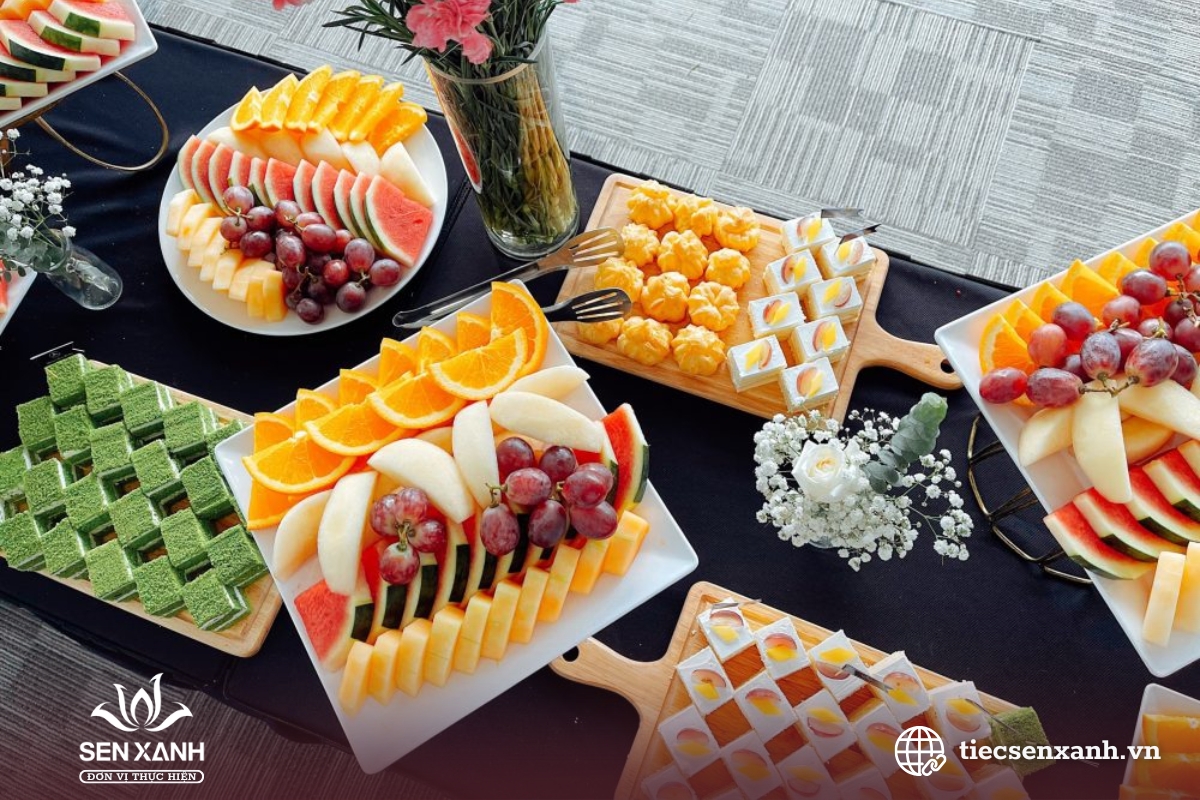 &nbsp;B&agrave;n tiệc teabreak 20-11 được trang tr&iacute; thanh lịch gần gũi