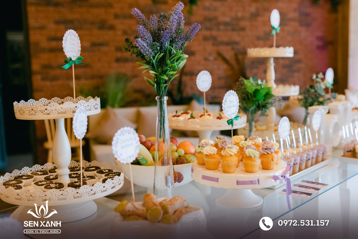 B&agrave;n tiệc teabreak 20-11 với b&aacute;nh ngọt v&agrave; hoa tươi