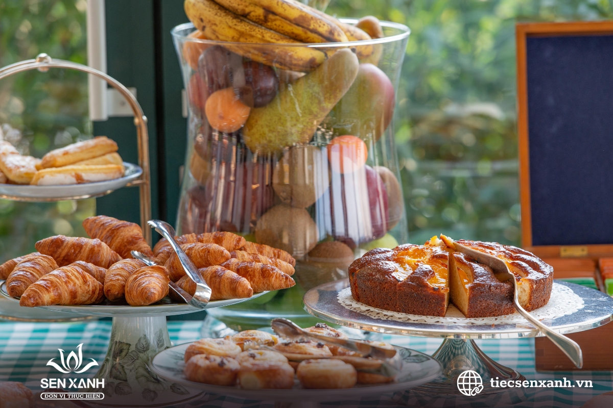 B&agrave;n tiệc teabreak được setup tinh tế giữa kh&ocirc;ng gian sự kiện