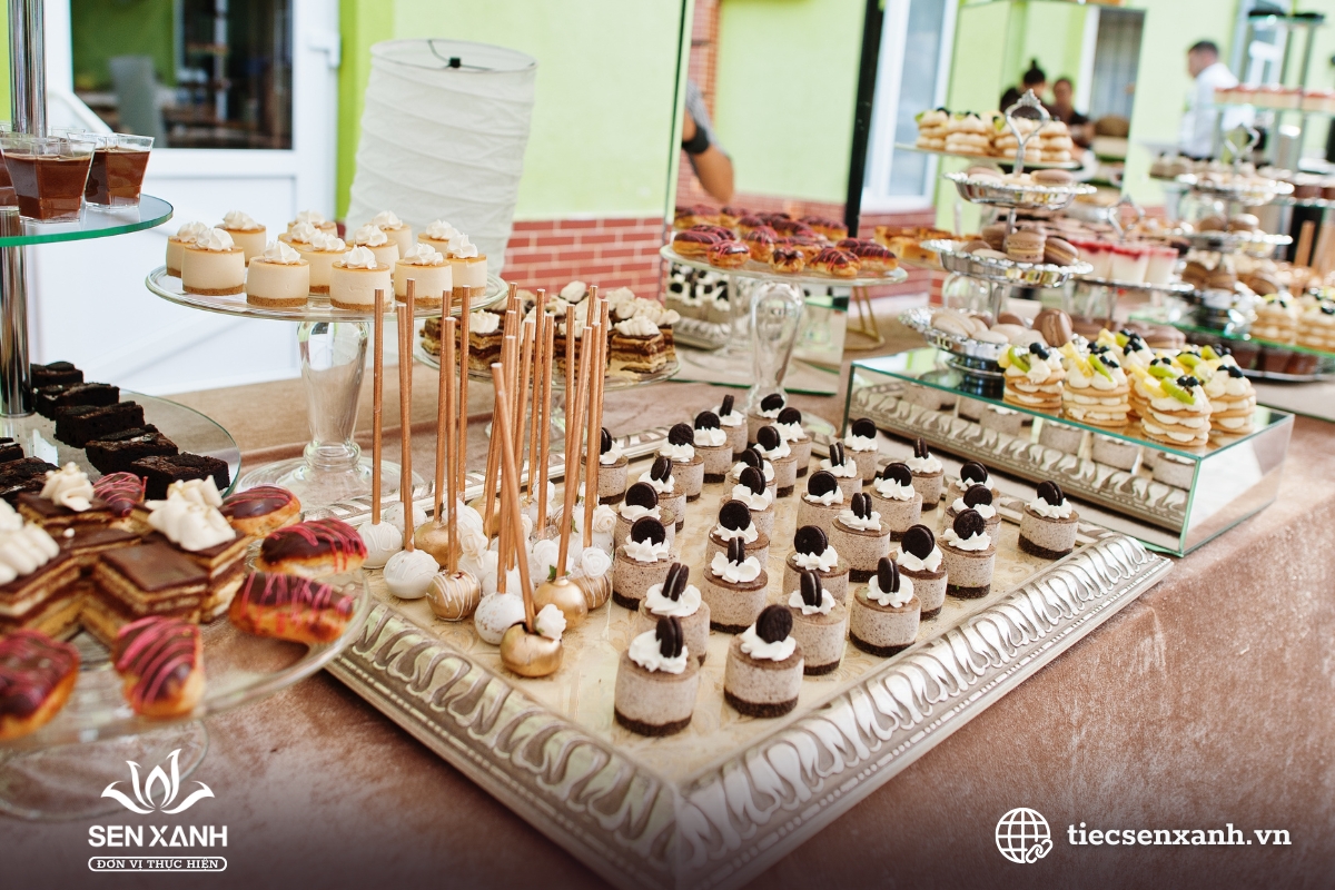 B&agrave;n tiệc teabreak trang tr&iacute; tinh tế, chuy&ecirc;n nghiệp