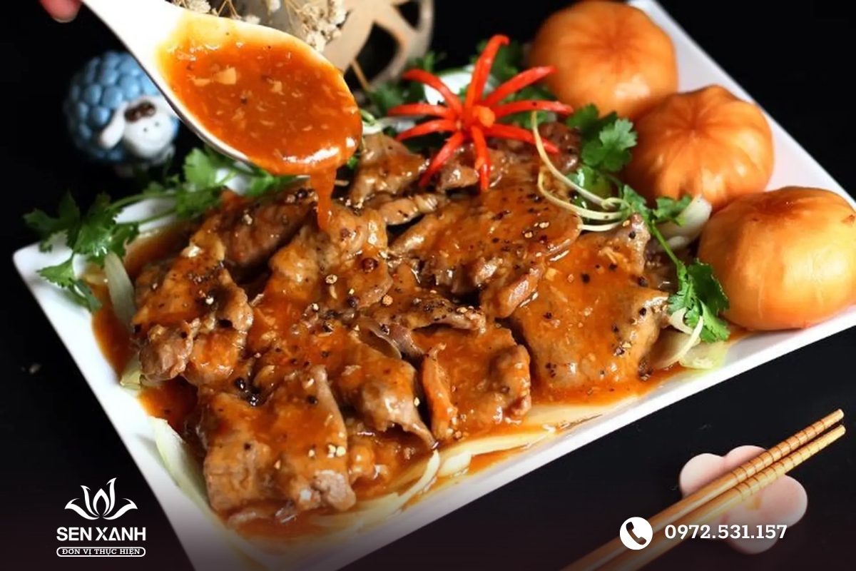 B&ograve; sốt ti&ecirc;u đen k&egrave;m b&aacute;nh bao v&agrave;ng gi&ograve;n&nbsp;&nbsp;