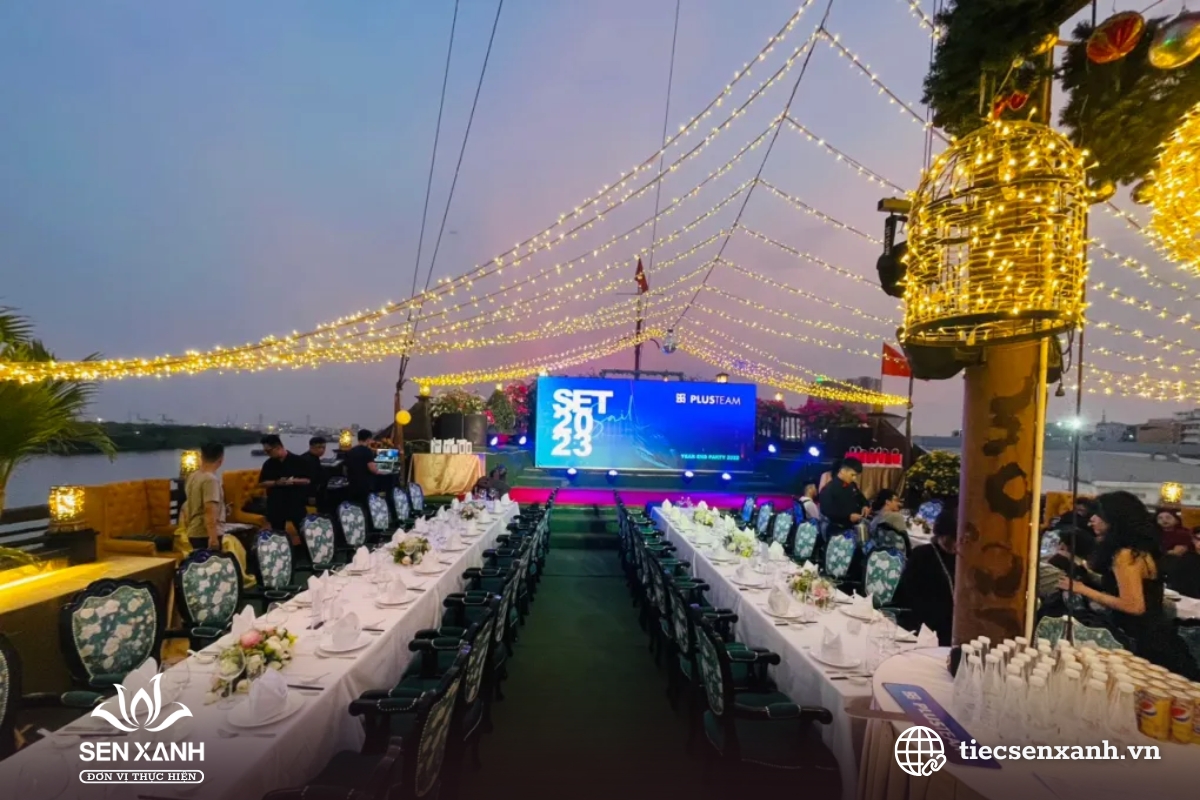 Bố tr&iacute; s&acirc;n khấu v&agrave; lối đi thuận tiện tại sự kiện ngo&agrave;i trời