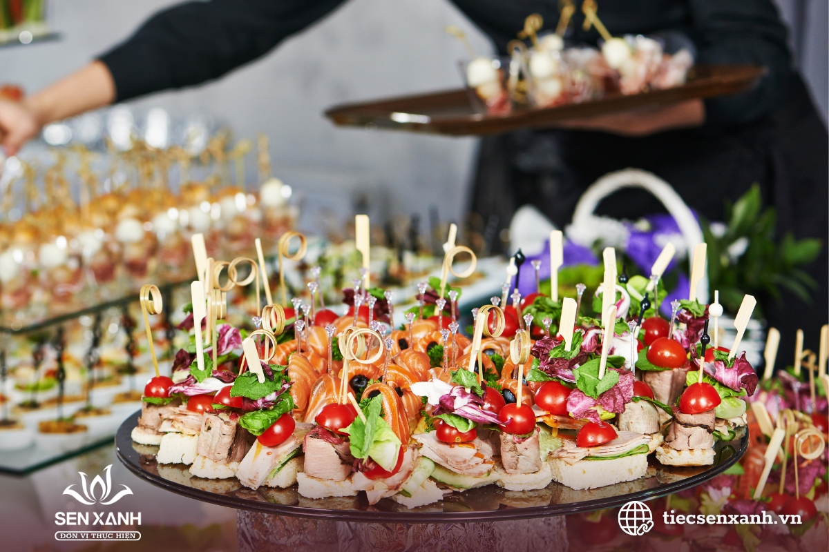 Đội ngũ Tiệc Sen Xanh setup v&agrave; phục vụ tiệc 20-11 chuy&ecirc;n nghiệp