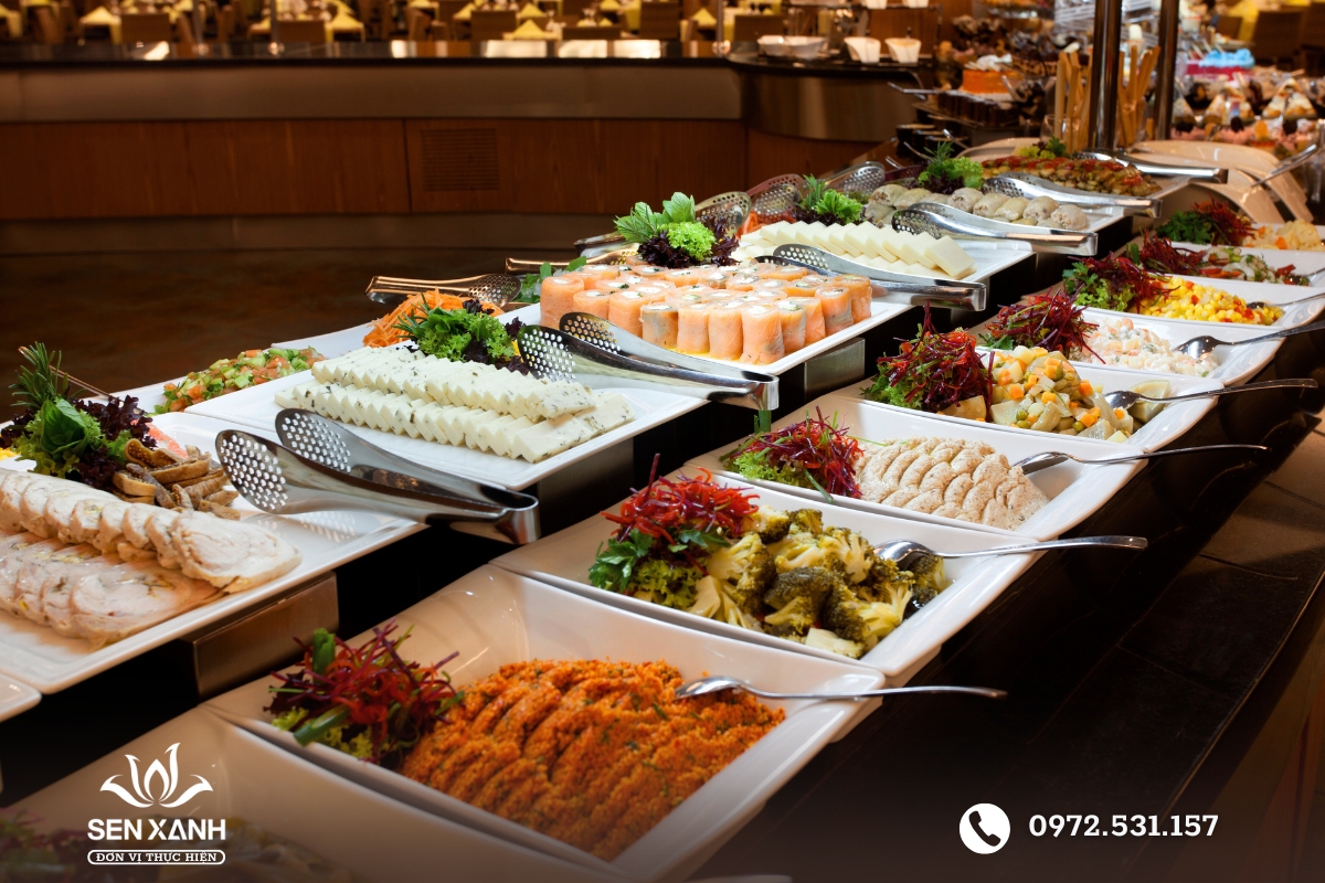 Dụng cụ gắp thức ăn trong tiệc buffet được sắp xếp gọn g&agrave;ng