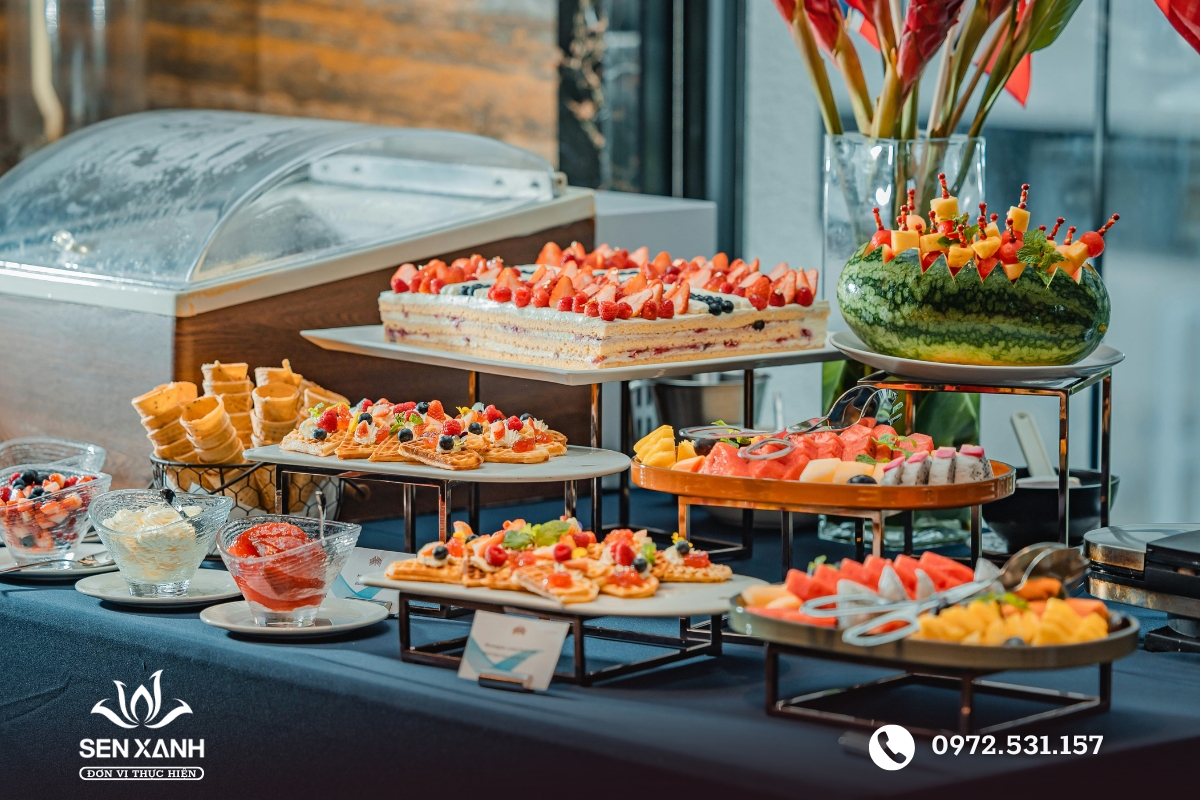 Finger food được b&agrave;y đẹp mắt tr&ecirc;n khay tiệc sang trọng