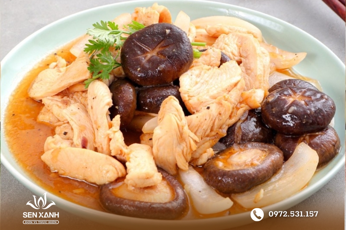 G&agrave; lai Đ&ocirc;ng Tảo sốt nấm m&oacute;n ch&iacute;nh hấp dẫn&nbsp;