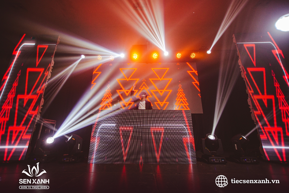 Hệ thống đ&egrave;n led tạo kh&ocirc;ng gian lung linh v&agrave; nổi bật&nbsp;