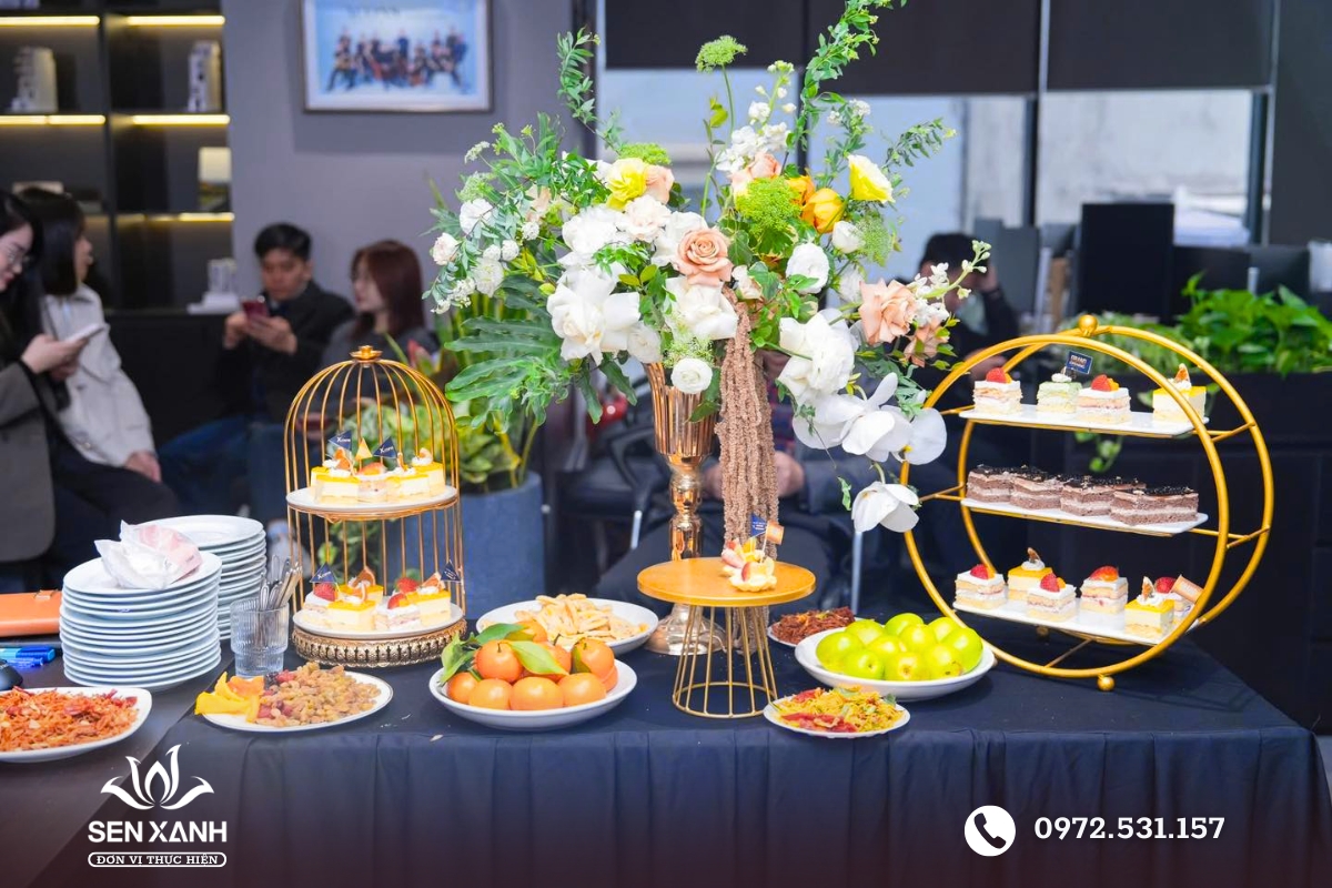Hoa tươi trang trí bàn tiệc 20-11 tinh tế. Hoa tươi trang trí bàn tiệc 20-11 tinh tế.