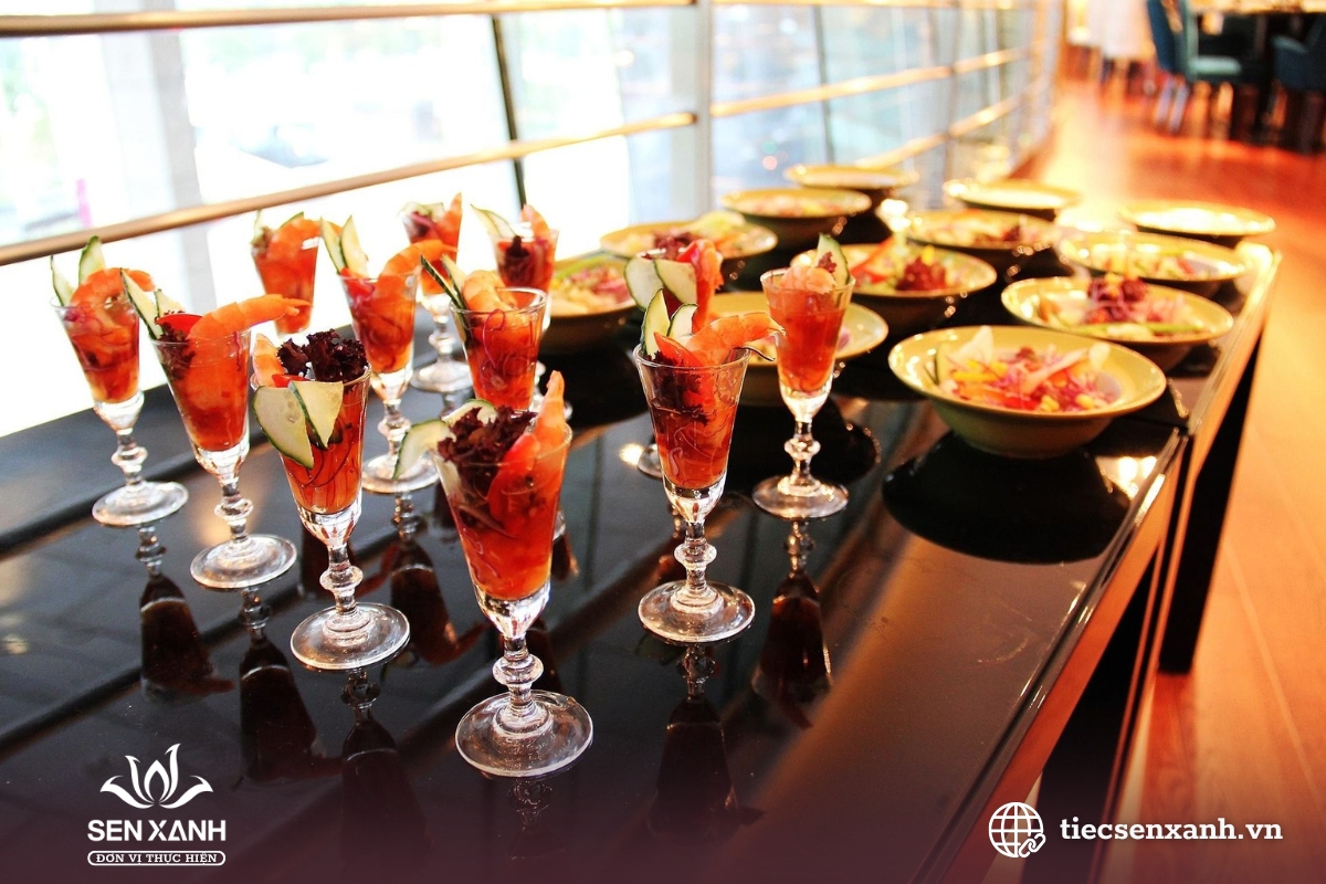 Kết hợp cocktail v&agrave; finger food h&agrave;i h&ograve;a