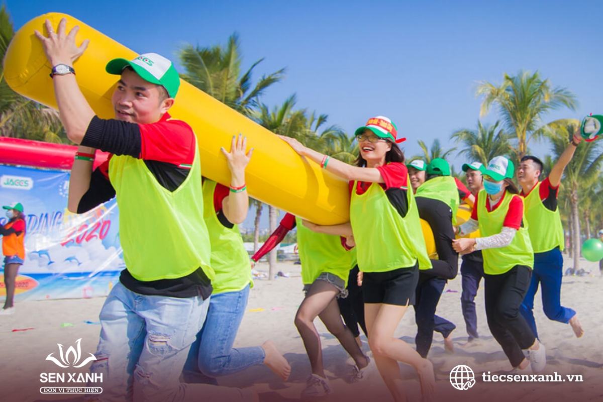 Kh&aacute;ch mời tham gia tr&ograve; chơi team building