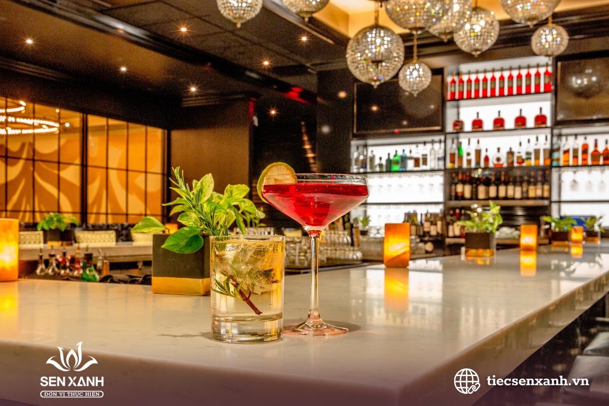 Kh&ocirc;ng gian rộng r&atilde;i tại tiệc cocktail