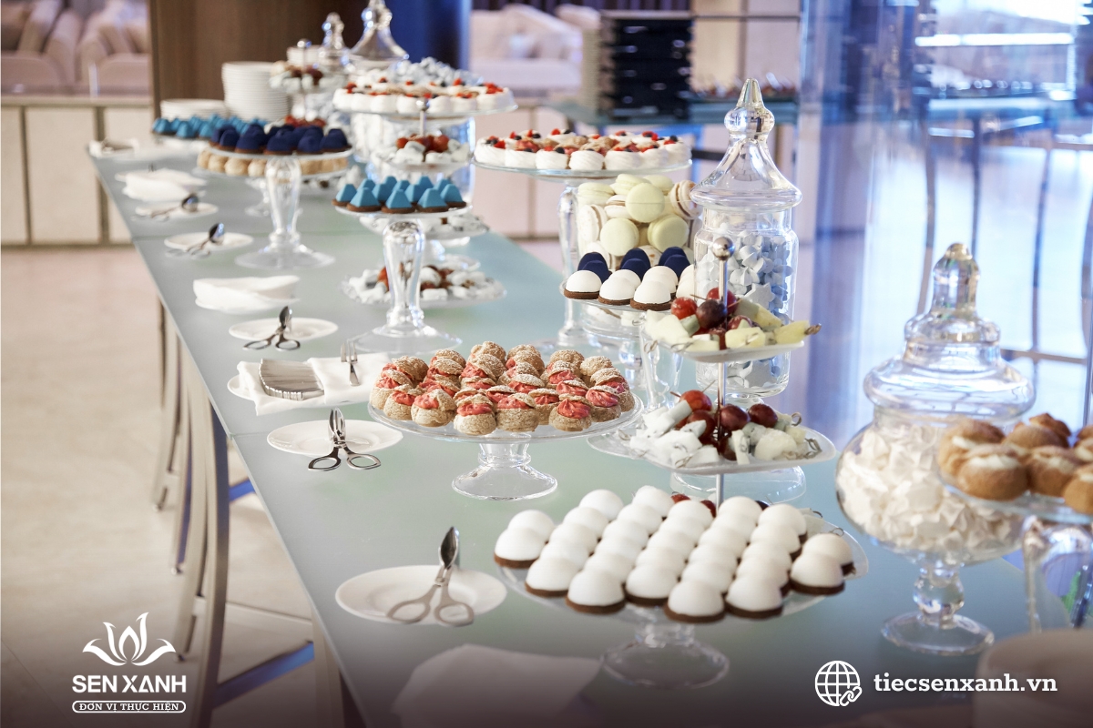 Kh&ocirc;ng gian tiệc teabreak rộng r&atilde;i v&agrave; tho&aacute;ng m&aacute;t