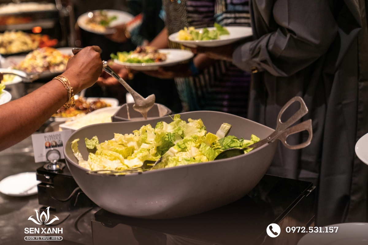 Lấy phần nước xốt ri&ecirc;ng tại quầy tiệc buffet