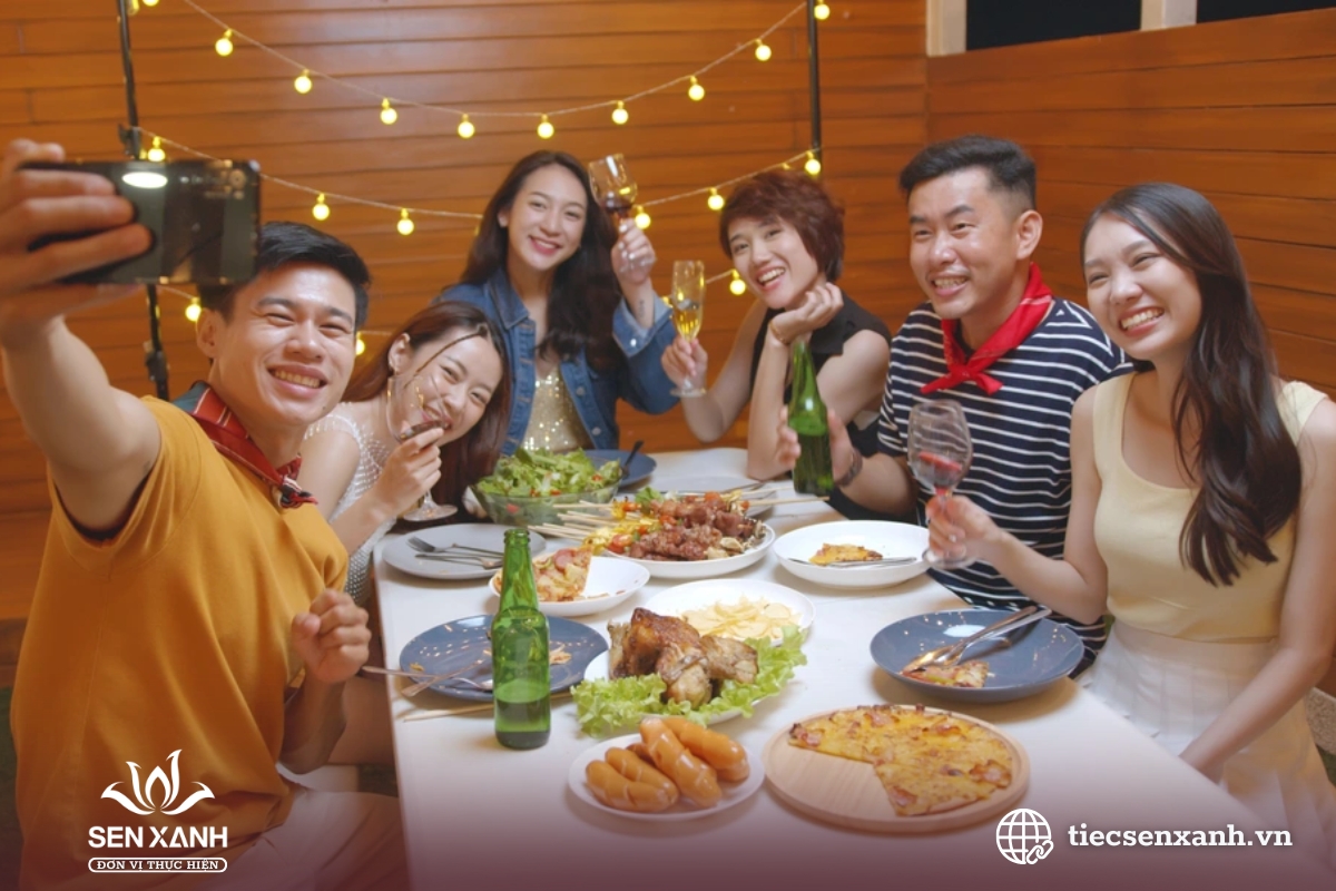 Mọi người cười n&oacute;i vui vẻ trong bữa tiệc ngo&agrave;i trời&nbsp;