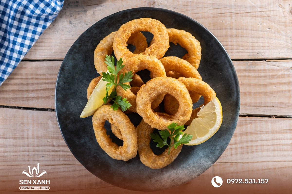 Mực chi&ecirc;n bơ tỏi v&agrave;ng gi&ograve;n thơm lừng trong bữa tiệc&nbsp;